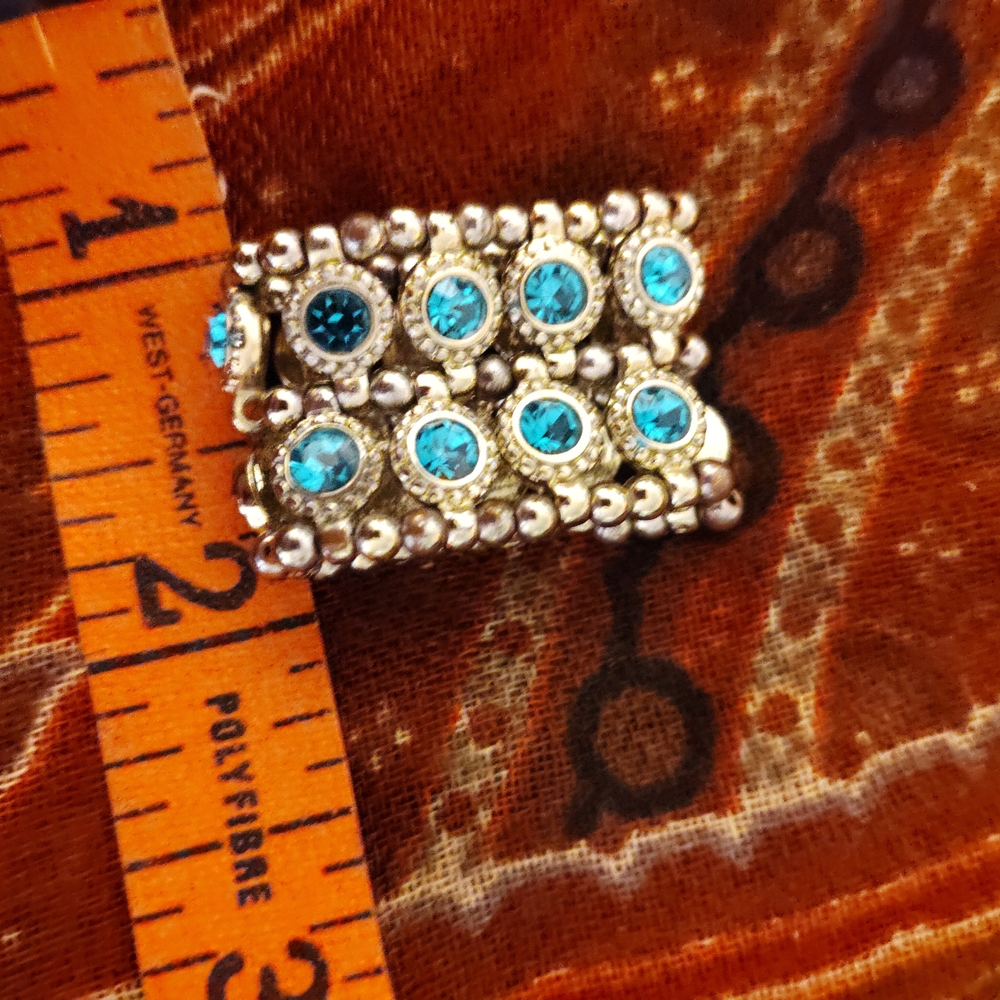 Elegant Gold and Blue Gemstone Ring